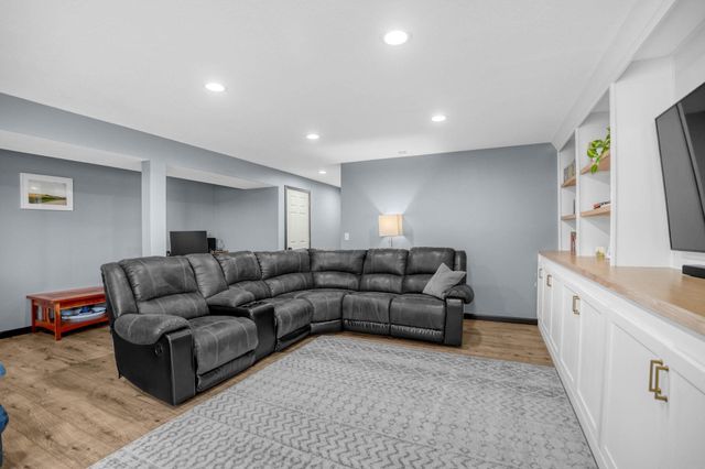 4607 Loren Drive, Cedar Falls, IA 50613