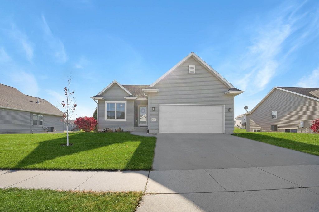 4607 Loren Drive, Cedar Falls, IA 50613
