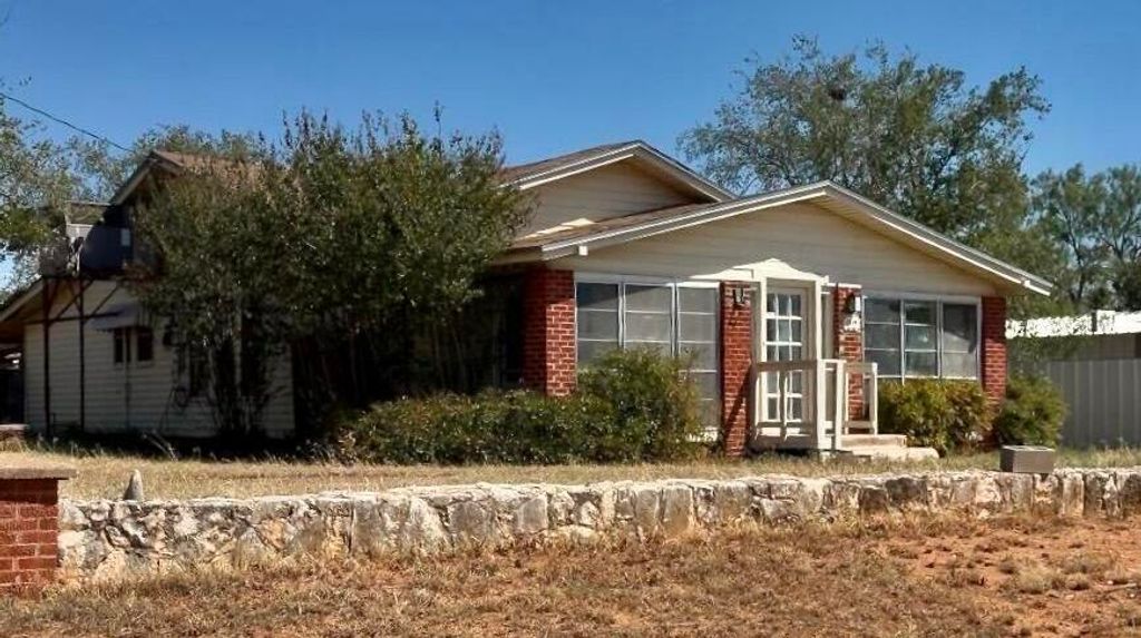 Image 1 of property listing at 22 W 12th Street, Robert Lee, TX 76945