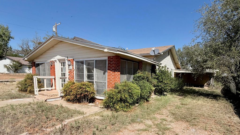 Image 10 of property listing at 22 W 12th Street, Robert Lee, TX 76945