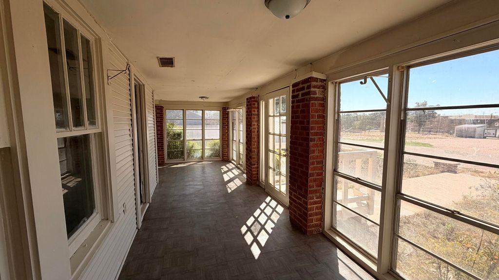 Image 2 of property listing at 22 W 12th Street, Robert Lee, TX 76945