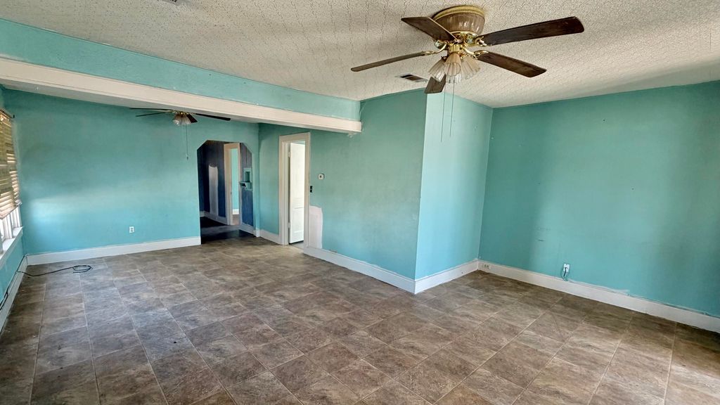 Image 3 of property listing at 22 W 12th Street, Robert Lee, TX 76945