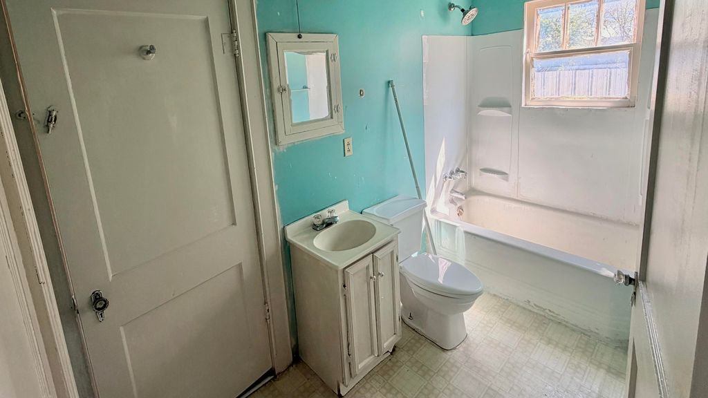 Image 5 of property listing at 22 W 12th Street, Robert Lee, TX 76945