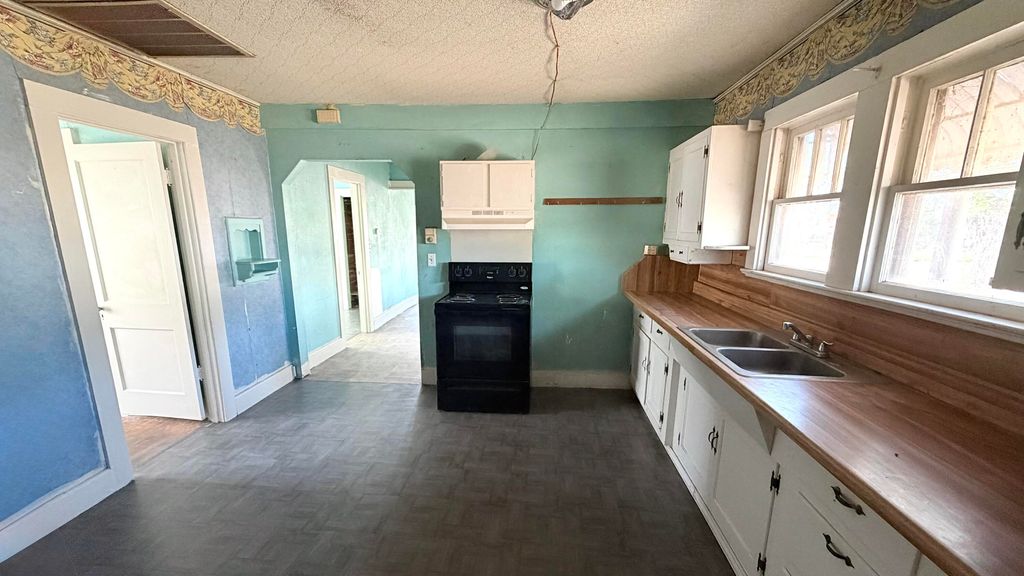 Image 6 of property listing at 22 W 12th Street, Robert Lee, TX 76945