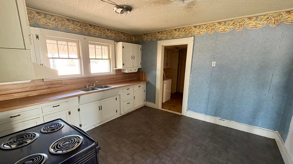 Image 7 of property listing at 22 W 12th Street, Robert Lee, TX 76945