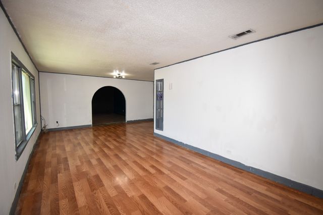 1511 S High Street, Brady, TX 76825