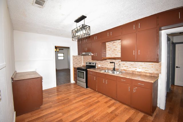 1511 S High Street, Brady, TX 76825