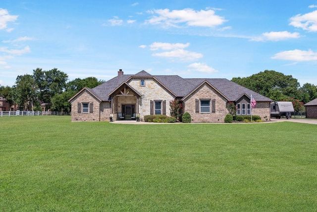 577 Hidden Lakes Boulevard, Gunter, TX 75058