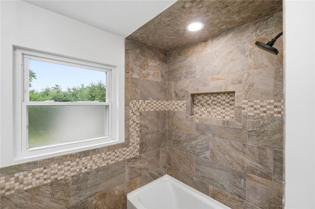 136 E Ridgeway Drive, Centerville, OH 45459