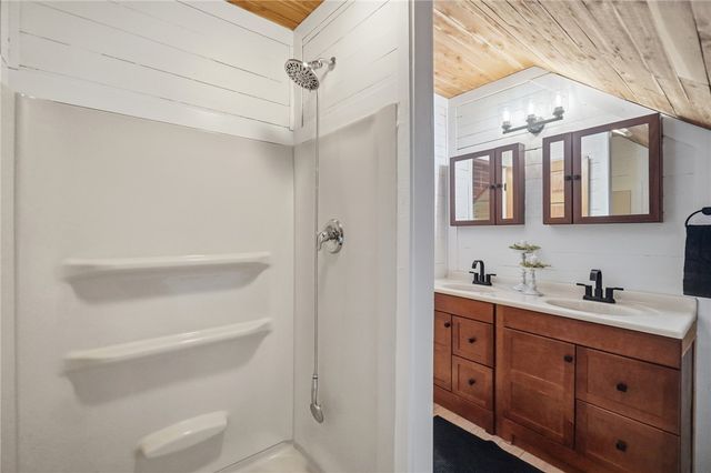 136 E Ridgeway Drive, Centerville, OH 45459