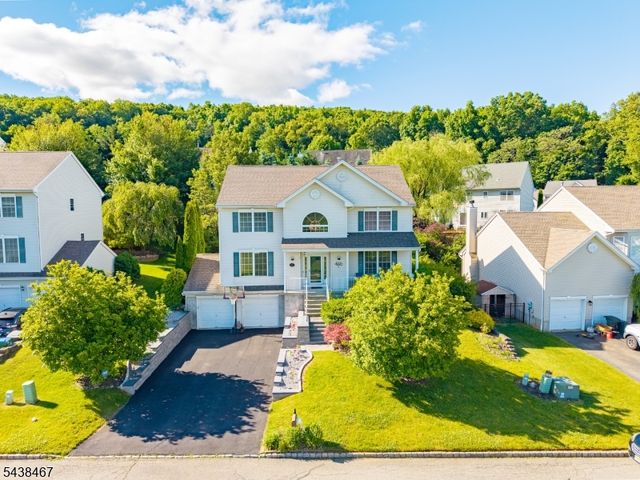 5 Pegasus Pl, Washington Twp., NJ 07840