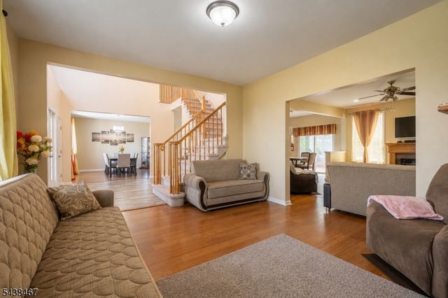 5 Pegasus Pl, Washington Twp., NJ 07840