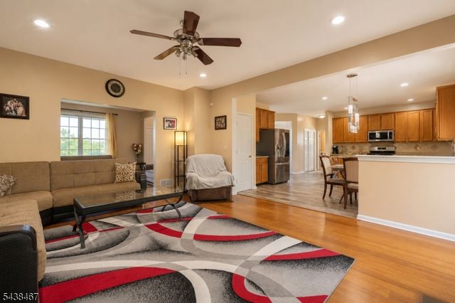 5 Pegasus Pl, Washington Twp., NJ 07840