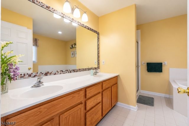 5 Pegasus Pl, Washington Twp., NJ 07840