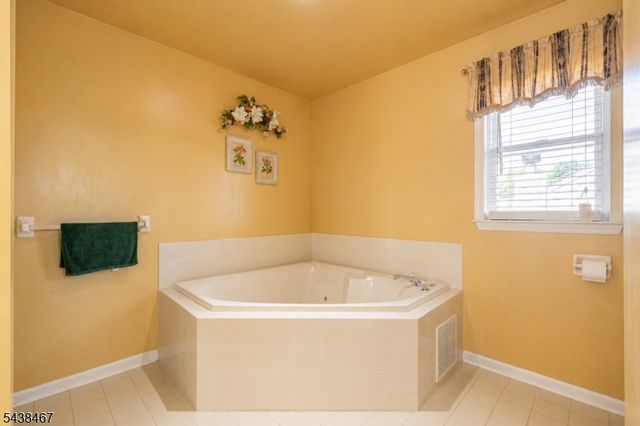 5 Pegasus Pl, Washington Twp., NJ 07840