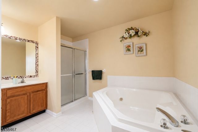 5 Pegasus Pl, Washington Twp., NJ 07840