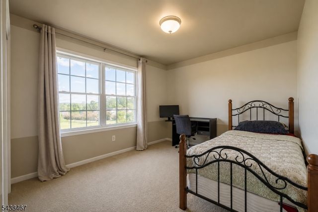 5 Pegasus Pl, Washington Twp., NJ 07840