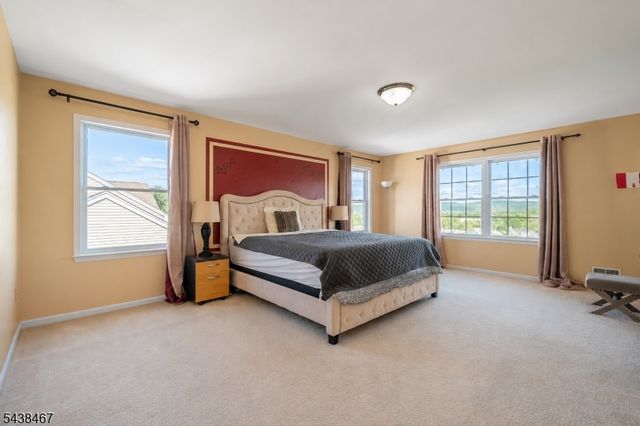 5 Pegasus Pl, Washington Twp., NJ 07840