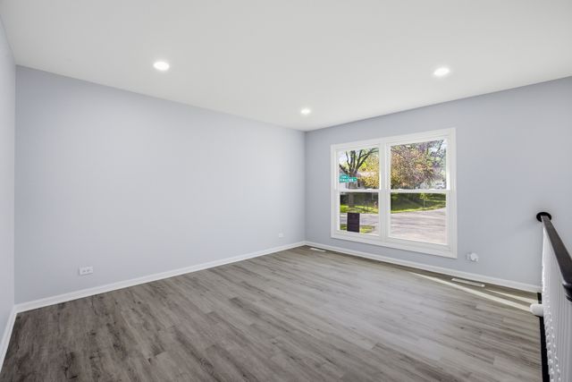 915 Mayfield Drive, Round Lake Beach, IL 60073