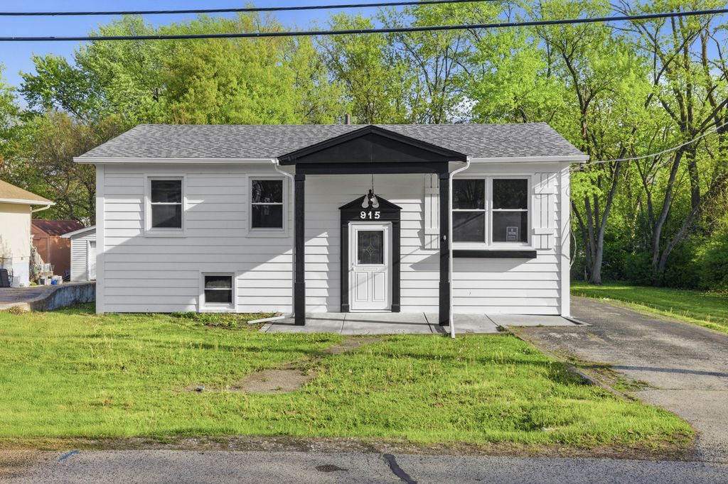 915 Mayfield Drive, Round Lake Beach, IL 60073