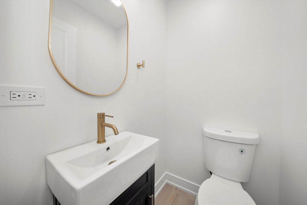 Image 11 of property listing at 3700 W 76th Place, Chicago, IL 60652