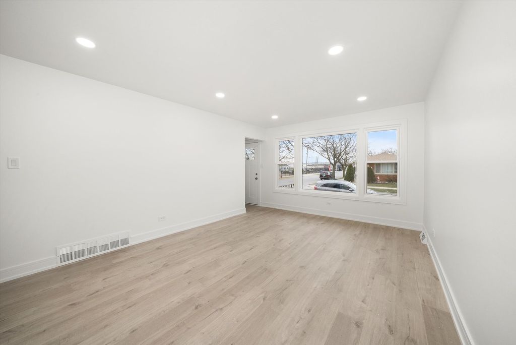 Image 12 of property listing at 3700 W 76th Place, Chicago, IL 60652