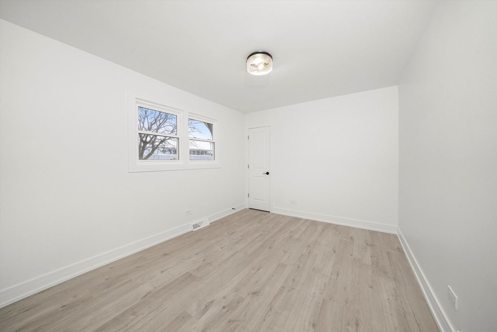Image 14 of property listing at 3700 W 76th Place, Chicago, IL 60652