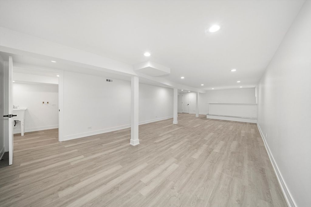 Image 18 of property listing at 3700 W 76th Place, Chicago, IL 60652