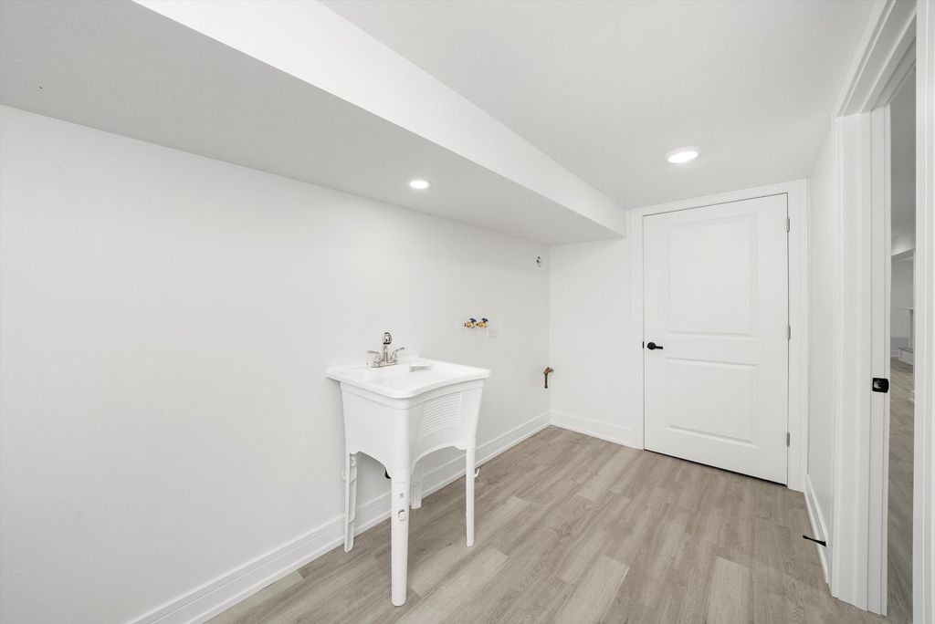 Image 20 of property listing at 3700 W 76th Place, Chicago, IL 60652