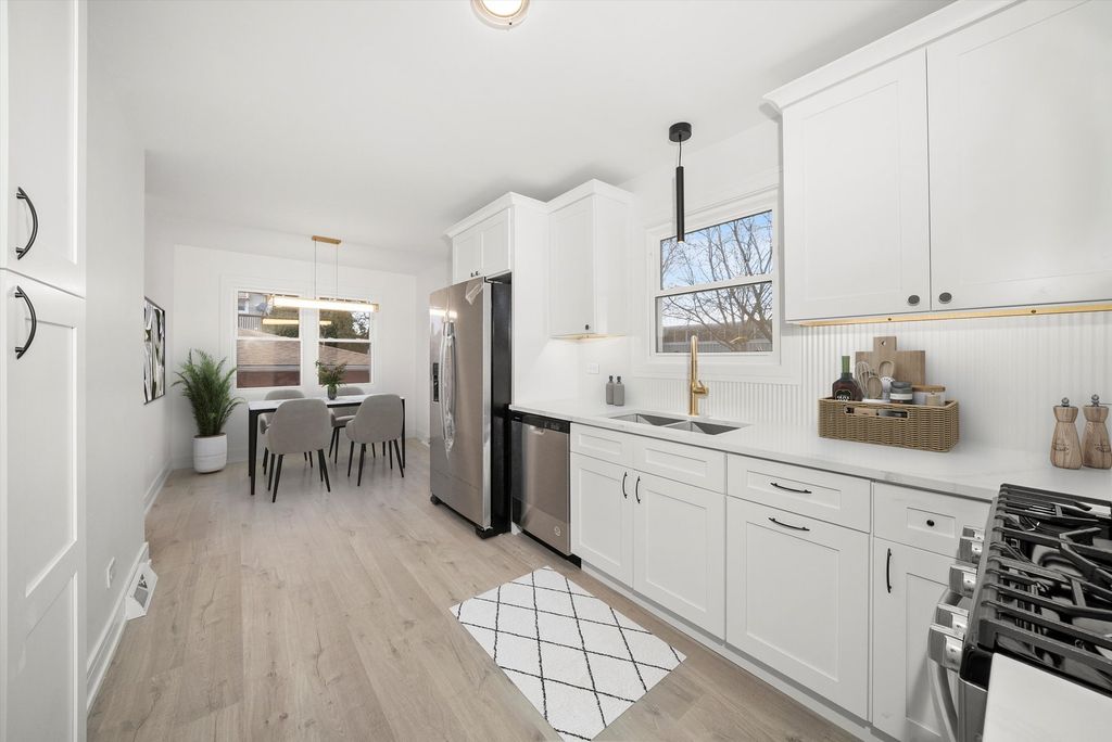 Image 3 of property listing at 3700 W 76th Place, Chicago, IL 60652