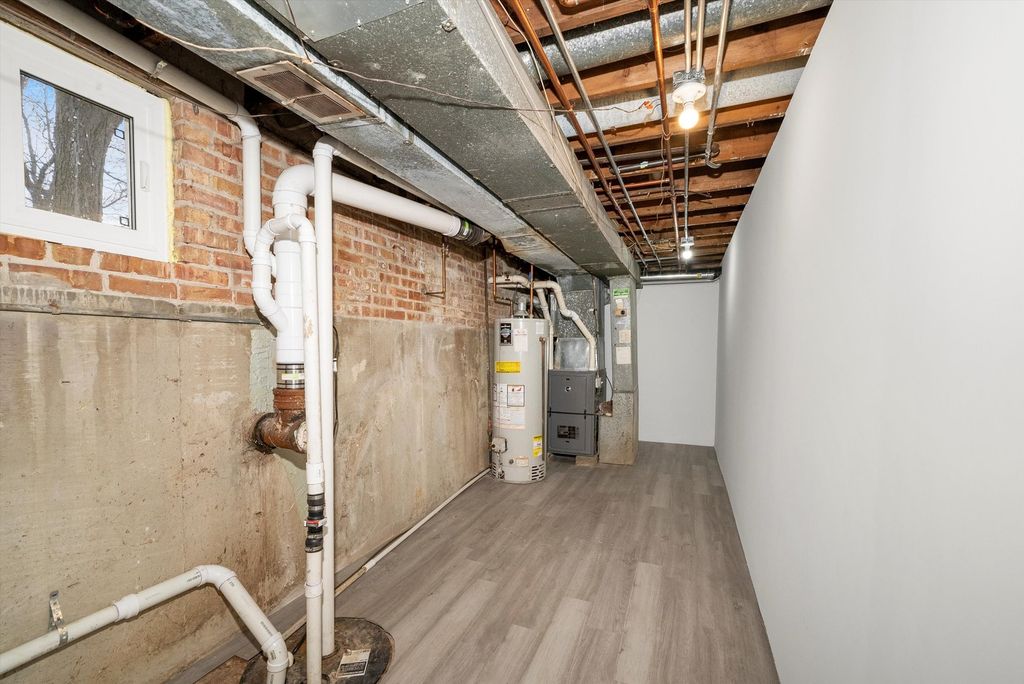 Image 21 of property listing at 3700 W 76th Place, Chicago, IL 60652