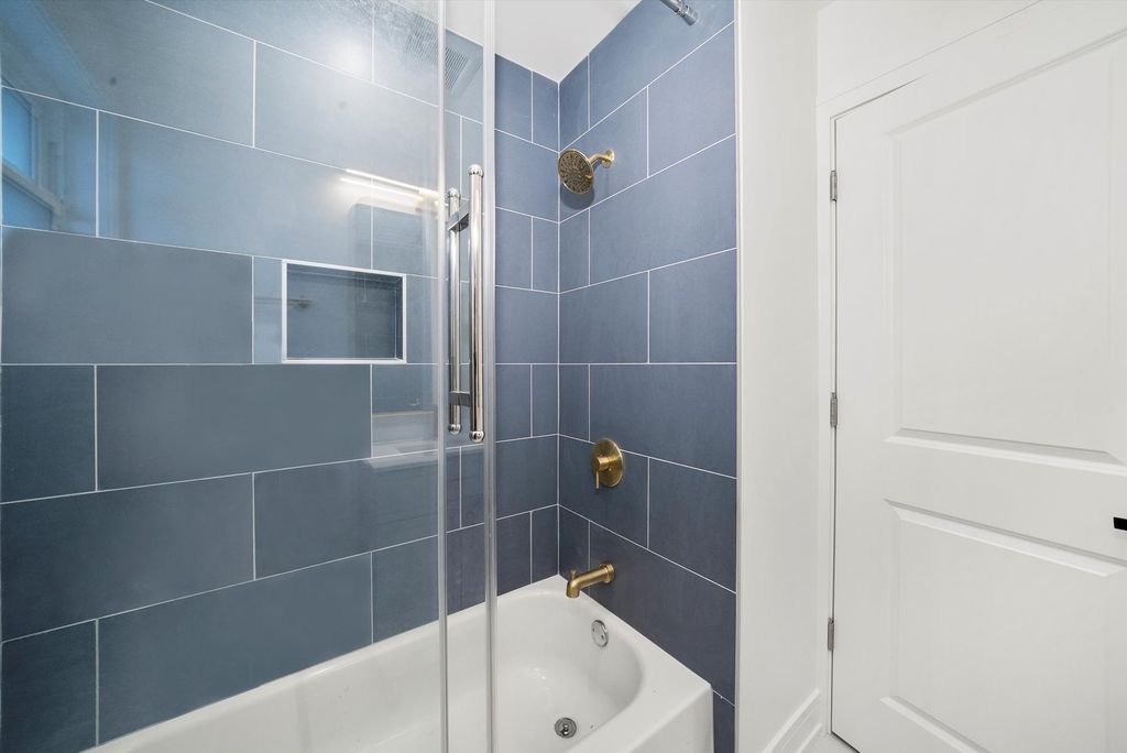 Image 7 of property listing at 3700 W 76th Place, Chicago, IL 60652