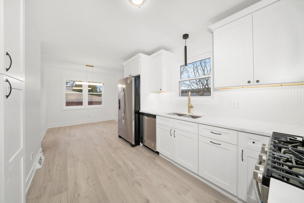 Image 8 of property listing at 3700 W 76th Place, Chicago, IL 60652