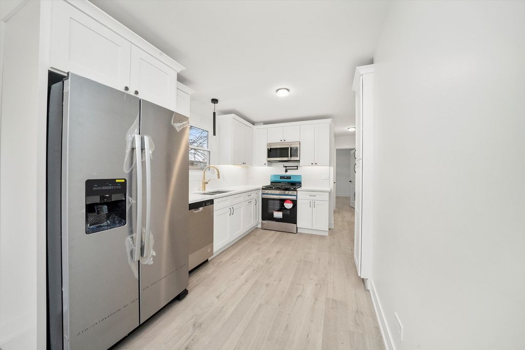 Image 9 of property listing at 3700 W 76th Place, Chicago, IL 60652