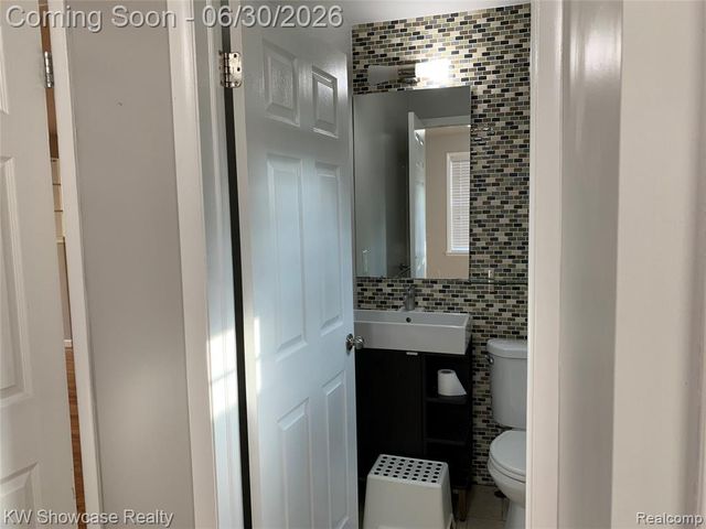 2050 Wycliffe Avenue, West Bloomfield, MI 48323