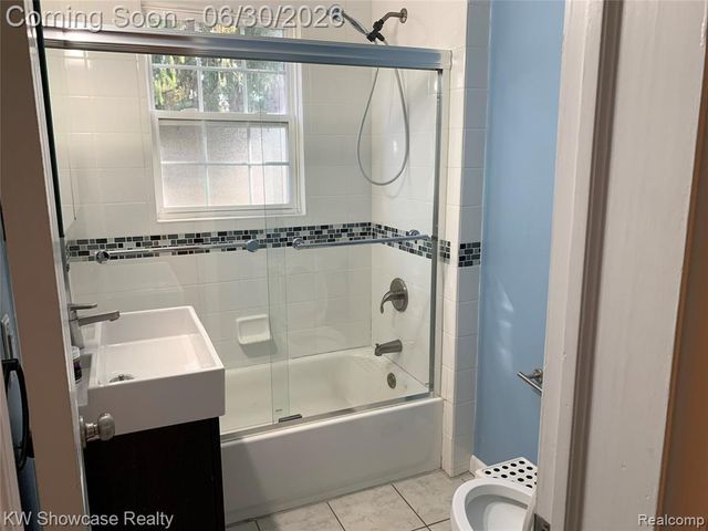 2050 Wycliffe Avenue, West Bloomfield, MI 48323