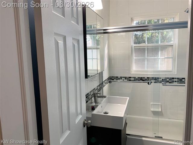 2050 Wycliffe Avenue, West Bloomfield, MI 48323