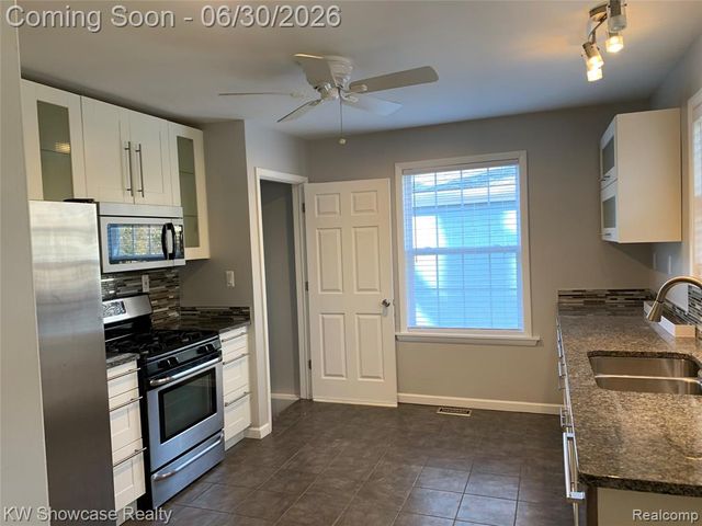 2050 Wycliffe Avenue, West Bloomfield, MI 48323