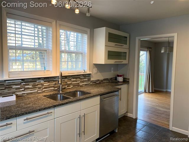2050 Wycliffe Avenue, West Bloomfield, MI 48323