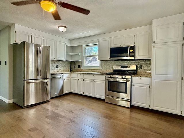 14 Greenville St, Billerica, MA 01821