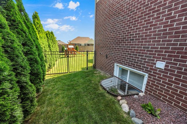 26574 Bronx Drive, Chesterfield, MI 48051