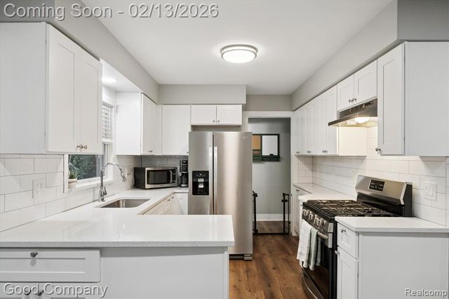 22440 Hawthorne Street, Farmington, MI 48336