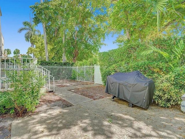 915 SE 8th St 106, Miami Beach, FL 33139