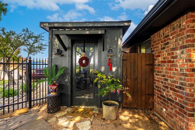 15 Country Club Place, Waxahachie, TX 75165
