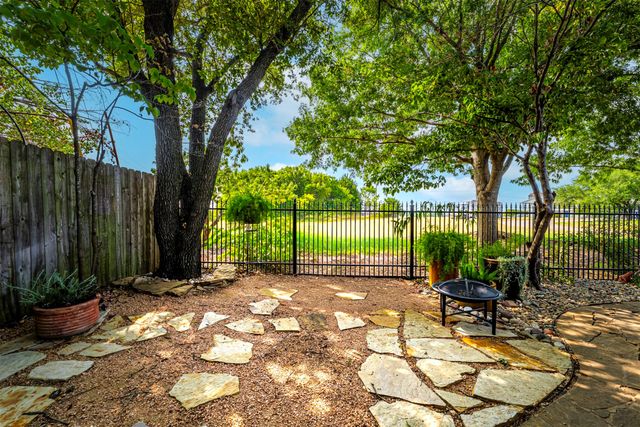 15 Country Club Place, Waxahachie, TX 75165