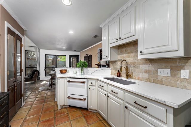 15 Country Club Place, Waxahachie, TX 75165