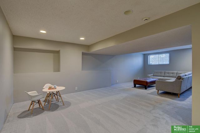 1620 S 91st Avenue, Omaha, NE 68124