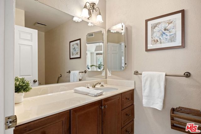 18135 Burbank Boulevard 6, Tarzana (los Angeles), CA 91356