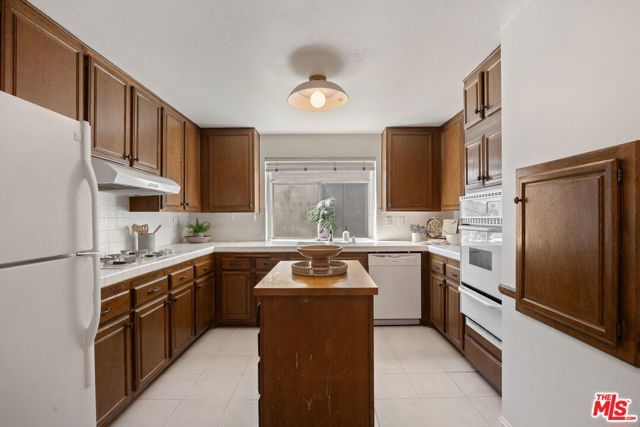 18135 Burbank Boulevard 6, Tarzana (los Angeles), CA 91356