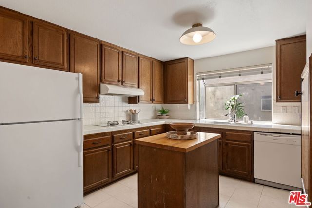 18135 Burbank Boulevard 6, Tarzana (los Angeles), CA 91356